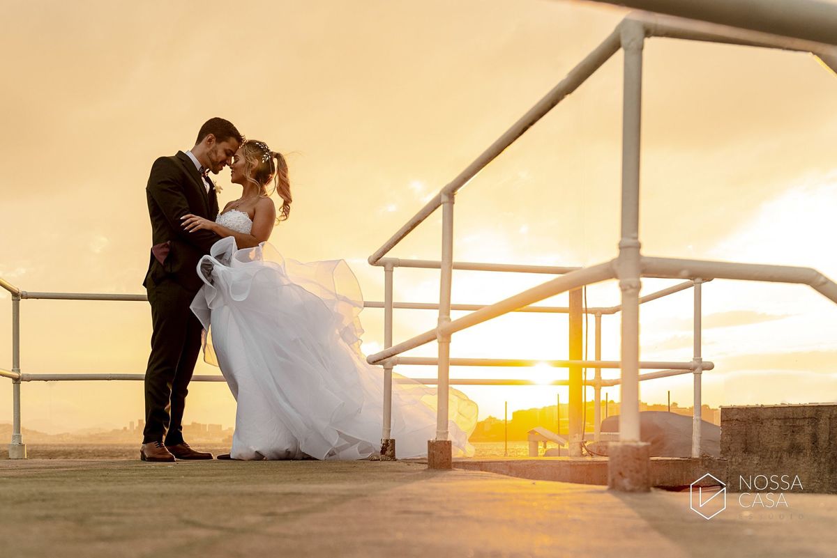 Casamento em Niterói Espaço Barcelona noiva vestido casamento pista de dança fotografia de casal fotógrafo no Rio de Janeiro casamento diurno na praia decoração rústica delicada e clássica noivos na pista de dança fotos espontâneas Nossa Casa Estúdio