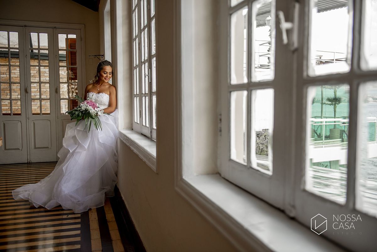 Casamento em Niterói Espaço Barcelona noiva vestido casamento pista de dança fotografia de casal fotógrafo no Rio de Janeiro casamento diurno na praia decoração rústica delicada e clássica noivos na pista de dança fotos espontâneas Nossa Casa Estúdio