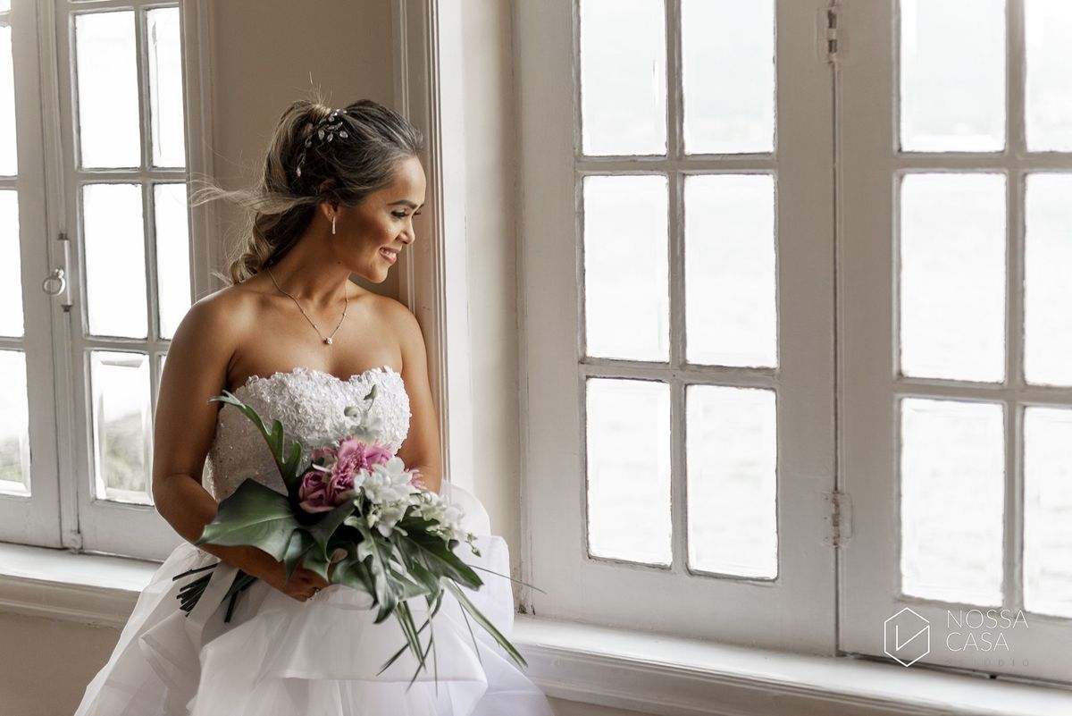 Casamento em Niterói Espaço Barcelona noiva vestido casamento pista de dança fotografia de casal fotógrafo no Rio de Janeiro casamento diurno na praia decoração rústica delicada e clássica noivos na pista de dança fotos espontâneas Nossa Casa Estúdio