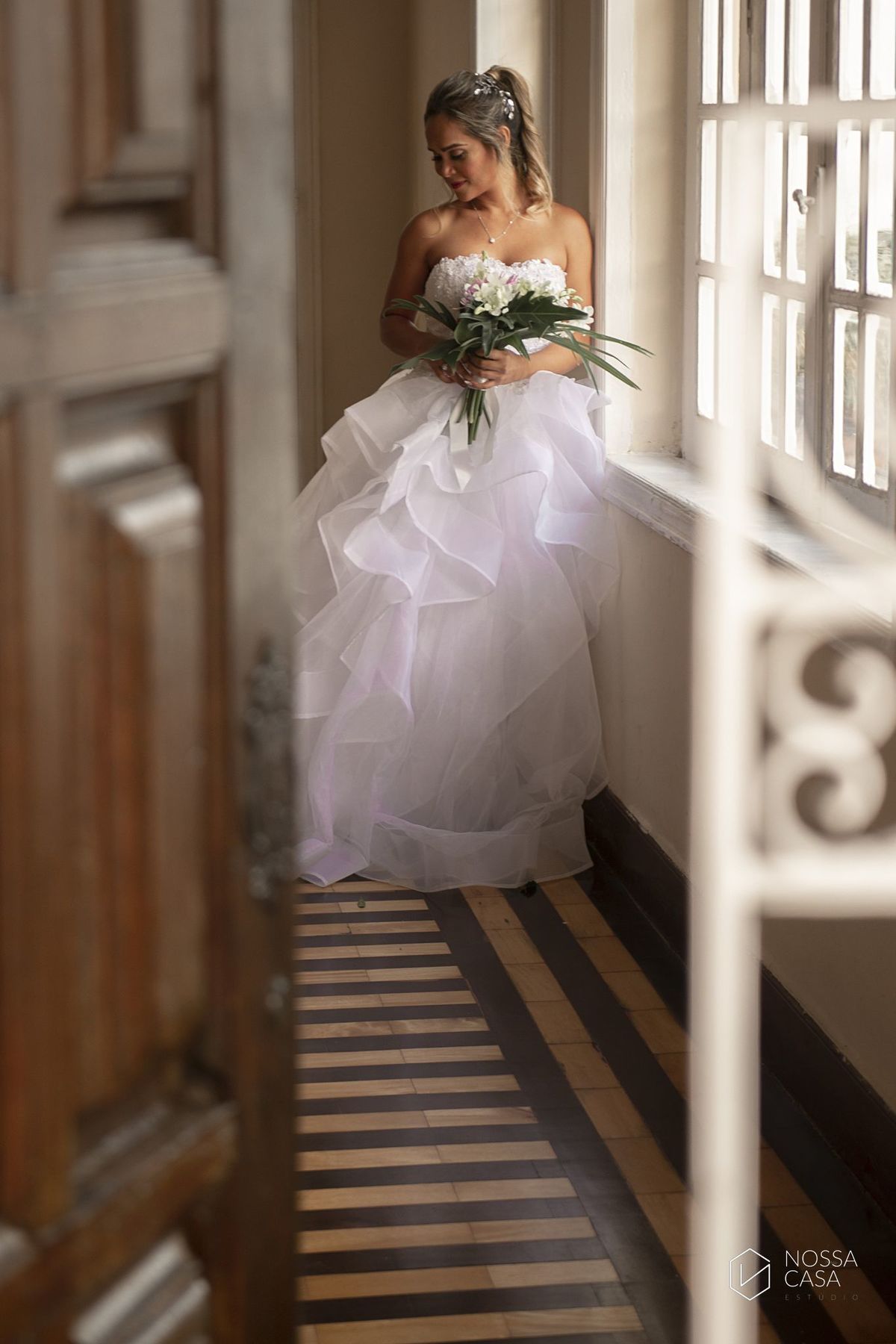 Casamento em Niterói Espaço Barcelona noiva vestido casamento pista de dança fotografia de casal fotógrafo no Rio de Janeiro casamento diurno na praia decoração rústica delicada e clássica noivos na pista de dança fotos espontâneas Nossa Casa Estúdio