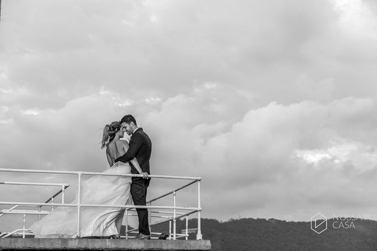 Casamento em Niterói Espaço Barcelona noiva vestido casamento pista de dança fotografia de casal fotógrafo no Rio de Janeiro casamento diurno na praia decoração rústica delicada e clássica noivos na pista de dança fotos espontâneas Nossa Casa Estúdio