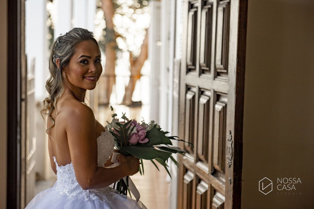 Casamento em Niterói Espaço Barcelona noiva vestido casamento pista de dança fotografia de casal fotógrafo no Rio de Janeiro casamento diurno na praia decoração rústica delicada e clássica noivos na pista de dança fotos espontâneas Nossa Casa Estúdio