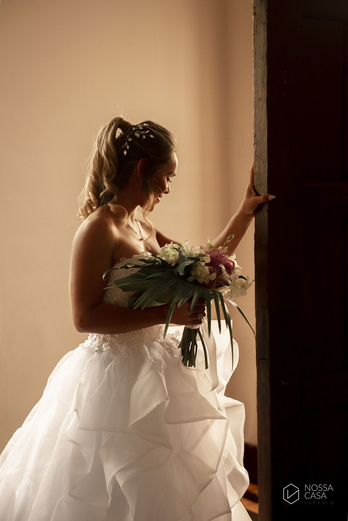 Casamento em Niterói Espaço Barcelona noiva vestido casamento pista de dança fotografia de casal fotógrafo no Rio de Janeiro casamento diurno na praia decoração rústica delicada e clássica noivos na pista de dança fotos espontâneas Nossa Casa Estúdio