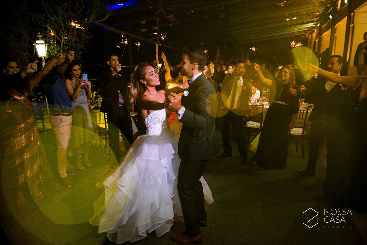 Casamento em Niterói Espaço Barcelona noiva vestido casamento pista de dança fotografia de casal fotógrafo no Rio de Janeiro casamento diurno na praia decoração rústica delicada e clássica noivos na pista de dança fotos espontâneas Nossa Casa Estúdio