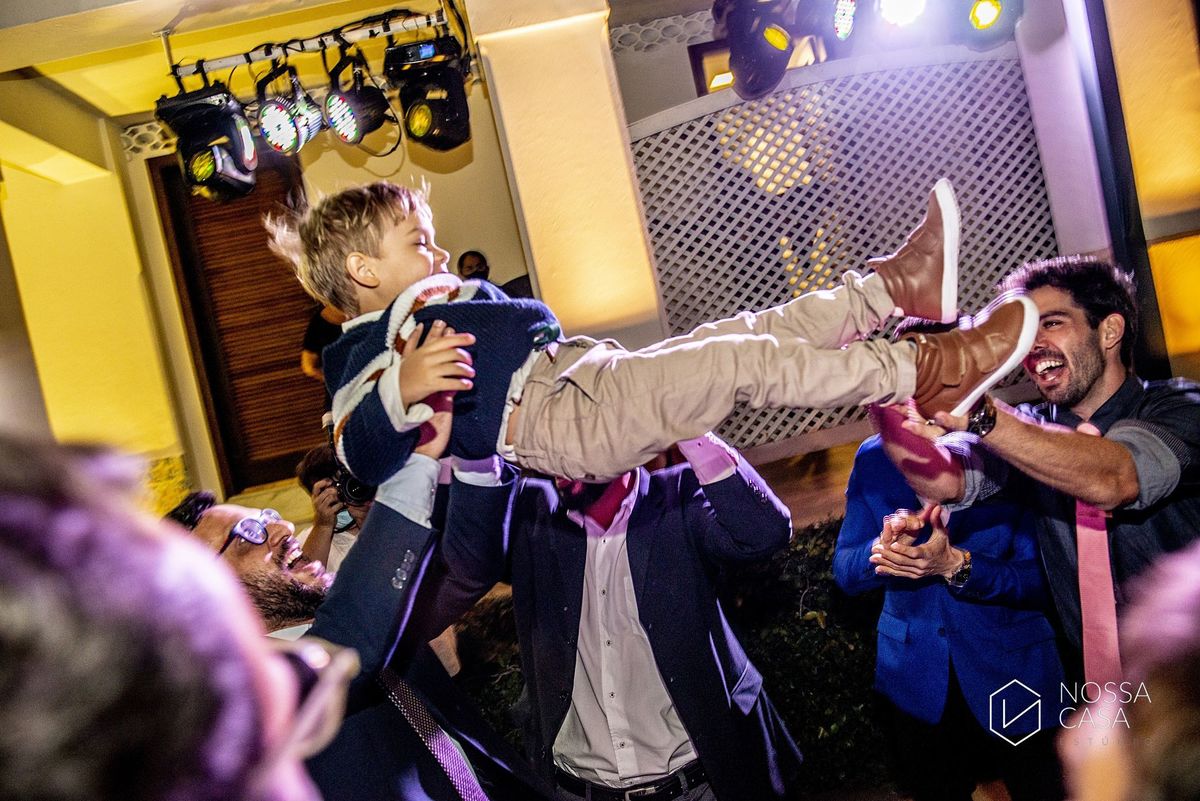 Casamento em Niterói Espaço Barcelona noiva vestido casamento pista de dança fotografia de casal fotógrafo no Rio de Janeiro casamento diurno na praia decoração rústica delicada e clássica noivos na pista de dança fotos espontâneas Nossa Casa Estúdio