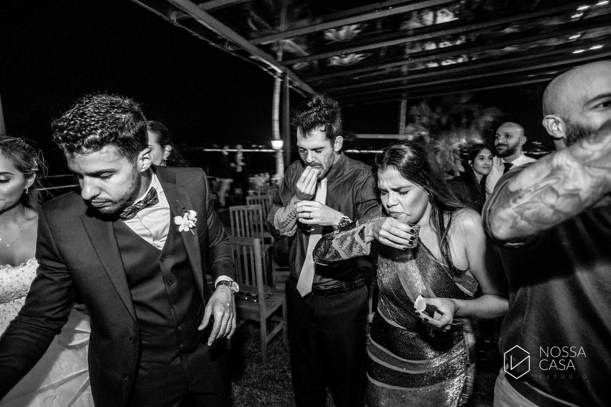 Casamento em Niterói Espaço Barcelona noiva vestido casamento pista de dança fotografia de casal fotógrafo no Rio de Janeiro casamento diurno na praia decoração rústica delicada e clássica noivos na pista de dança fotos espontâneas Nossa Casa Estúdio