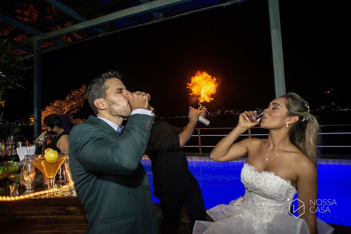 Casamento em Niterói Espaço Barcelona noiva vestido casamento pista de dança fotografia de casal fotógrafo no Rio de Janeiro casamento diurno na praia decoração rústica delicada e clássica noivos na pista de dança fotos espontâneas Nossa Casa Estúdio