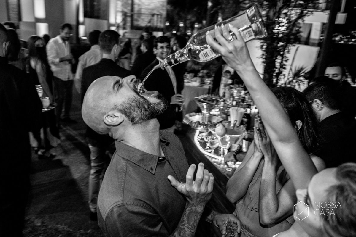 Casamento em Niterói Espaço Barcelona noiva vestido casamento pista de dança fotografia de casal fotógrafo no Rio de Janeiro casamento diurno na praia decoração rústica delicada e clássica noivos na pista de dança fotos espontâneas Nossa Casa Estúdio