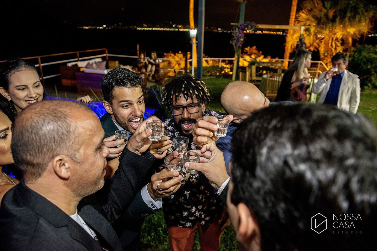 Casamento em Niterói Espaço Barcelona noiva vestido casamento pista de dança fotografia de casal fotógrafo no Rio de Janeiro casamento diurno na praia decoração rústica delicada e clássica noivos na pista de dança fotos espontâneas Nossa Casa Estúdio