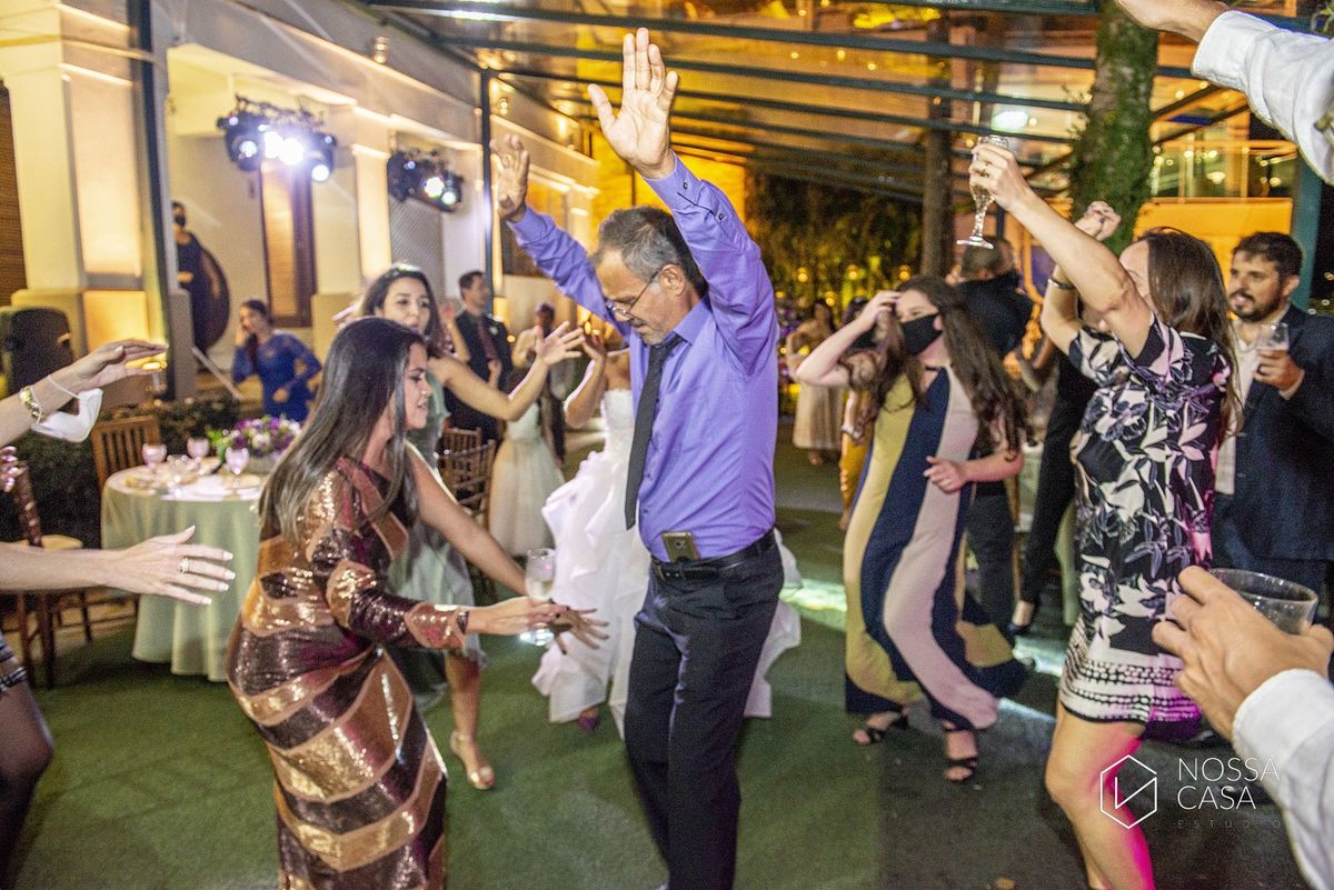 Casamento em Niterói Espaço Barcelona noiva vestido casamento pista de dança fotografia de casal fotógrafo no Rio de Janeiro casamento diurno na praia decoração rústica delicada e clássica noivos na pista de dança fotos espontâneas Nossa Casa Estúdio