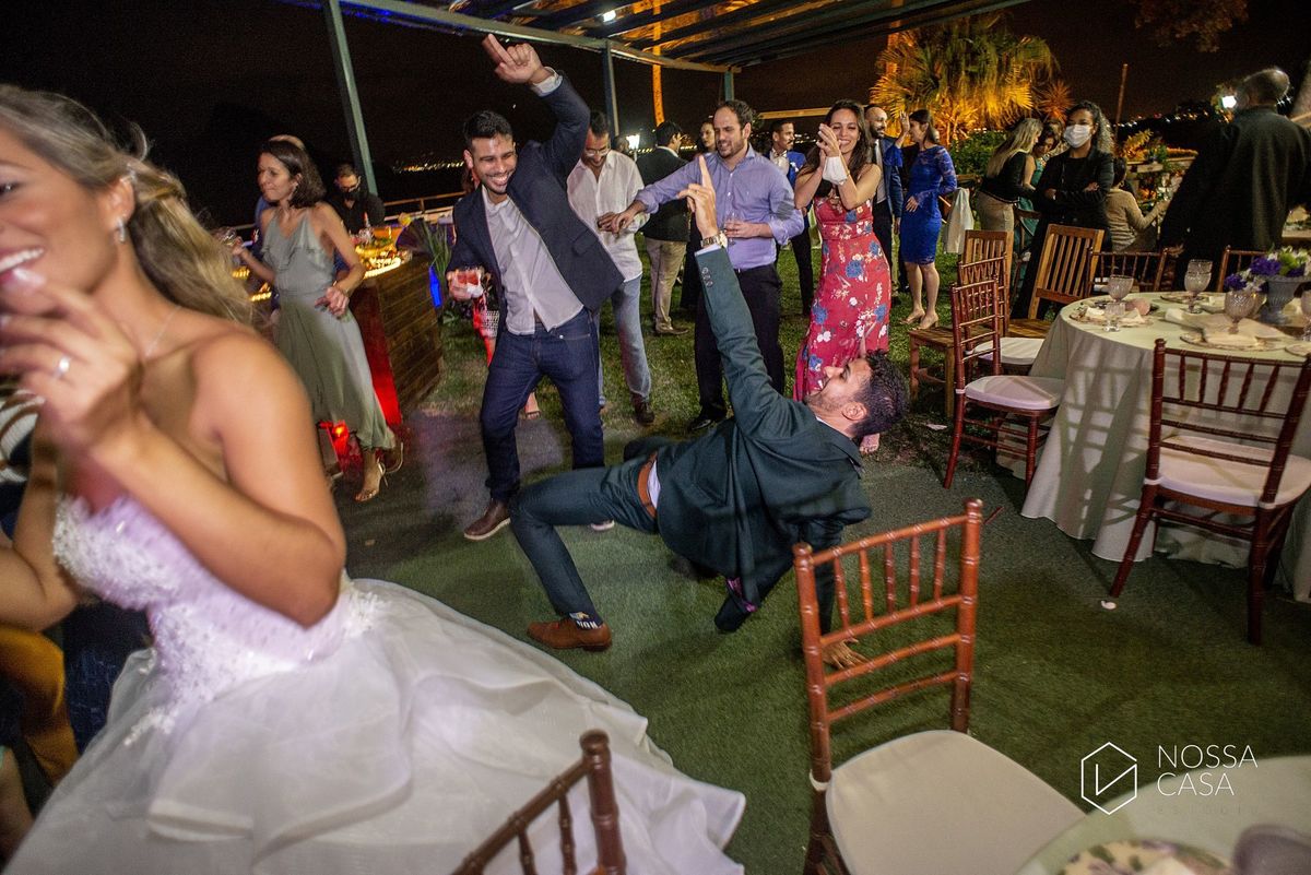 Casamento em Niterói Espaço Barcelona noiva vestido casamento pista de dança fotografia de casal fotógrafo no Rio de Janeiro casamento diurno na praia decoração rústica delicada e clássica noivos na pista de dança fotos espontâneas Nossa Casa Estúdio