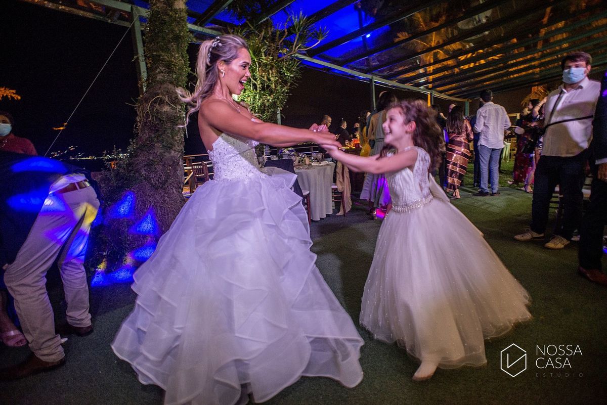 Casamento em Niterói Espaço Barcelona noiva vestido casamento pista de dança fotografia de casal fotógrafo no Rio de Janeiro casamento diurno na praia decoração rústica delicada e clássica noivos na pista de dança fotos espontâneas Nossa Casa Estúdio