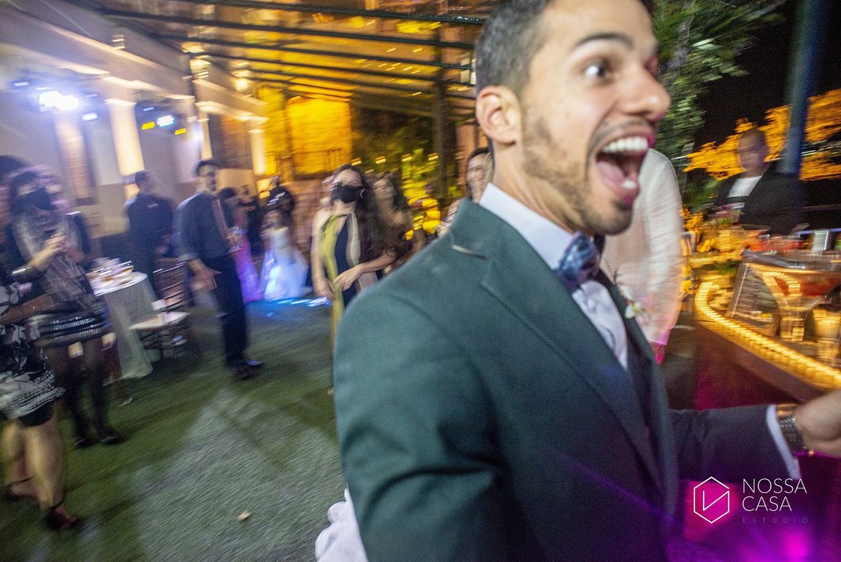 Casamento em Niterói Espaço Barcelona noiva vestido casamento pista de dança fotografia de casal fotógrafo no Rio de Janeiro casamento diurno na praia decoração rústica delicada e clássica noivos na pista de dança fotos espontâneas Nossa Casa Estúdio