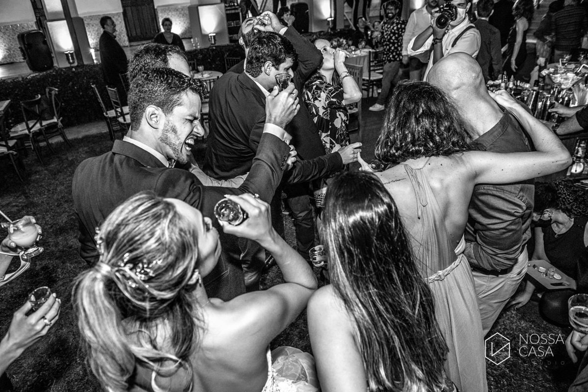 Casamento em Niterói Espaço Barcelona noiva vestido casamento pista de dança fotografia de casal fotógrafo no Rio de Janeiro casamento diurno na praia decoração rústica delicada e clássica noivos na pista de dança fotos espontâneas Nossa Casa Estúdio