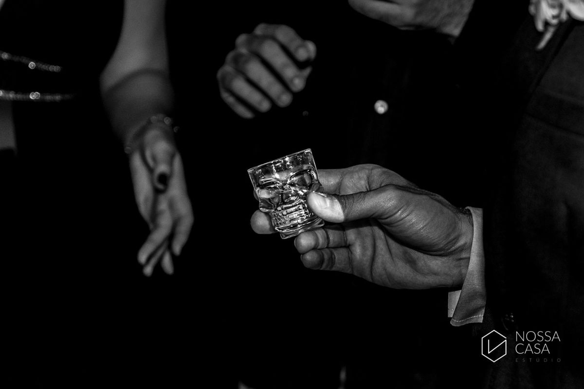 Casamento em Niterói Espaço Barcelona noiva vestido casamento pista de dança fotografia de casal fotógrafo no Rio de Janeiro casamento diurno na praia decoração rústica delicada e clássica noivos na pista de dança fotos espontâneas Nossa Casa Estúdio
