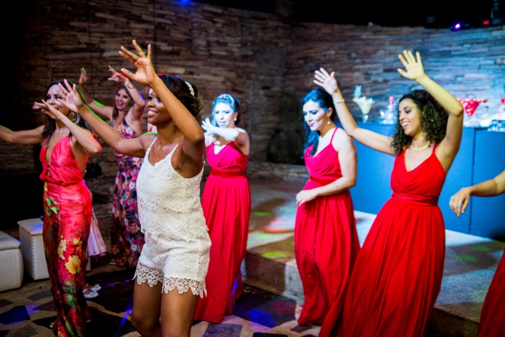 Gilson Freitas fotógrafo de casamentos profissional em niterói e Rio de Janeiro fotografia da pista de dança com noivas e madrinhas de vestido vermelho em Casa do Flamboyant nossa casa estúdio luz e som para festas e cerimônia 