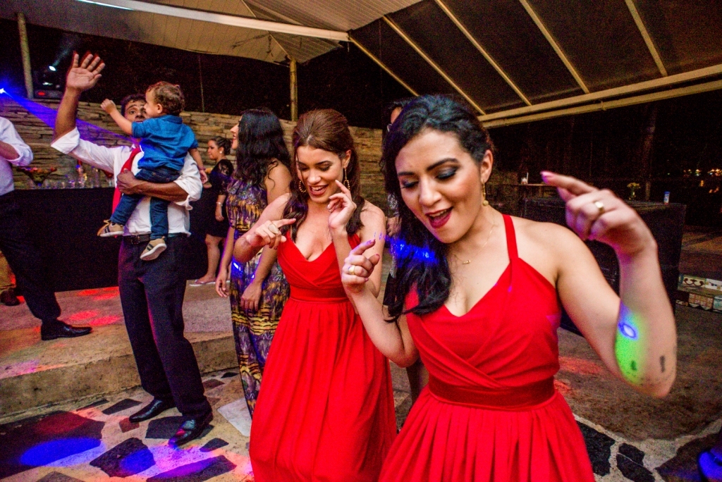 Gilson Freitas fotógrafo de casamentos profissional em niterói e Rio de Janeiro fotografia da pista de dança com noivas e madrinhas de vestido vermelho em Casa do Flamboyant nossa casa estúdio luz e som para festas e cerimônia 