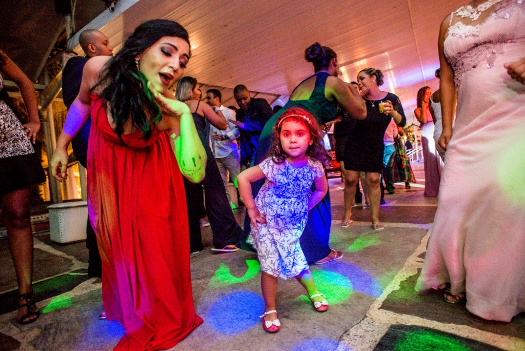 Gilson Freitas fotógrafo de casamentos profissional em niterói e Rio de Janeiro fotografia da pista de dança com noivas e madrinhas de vestido vermelho em Casa do Flamboyant nossa casa estúdio luz e som para festas e cerimônia 