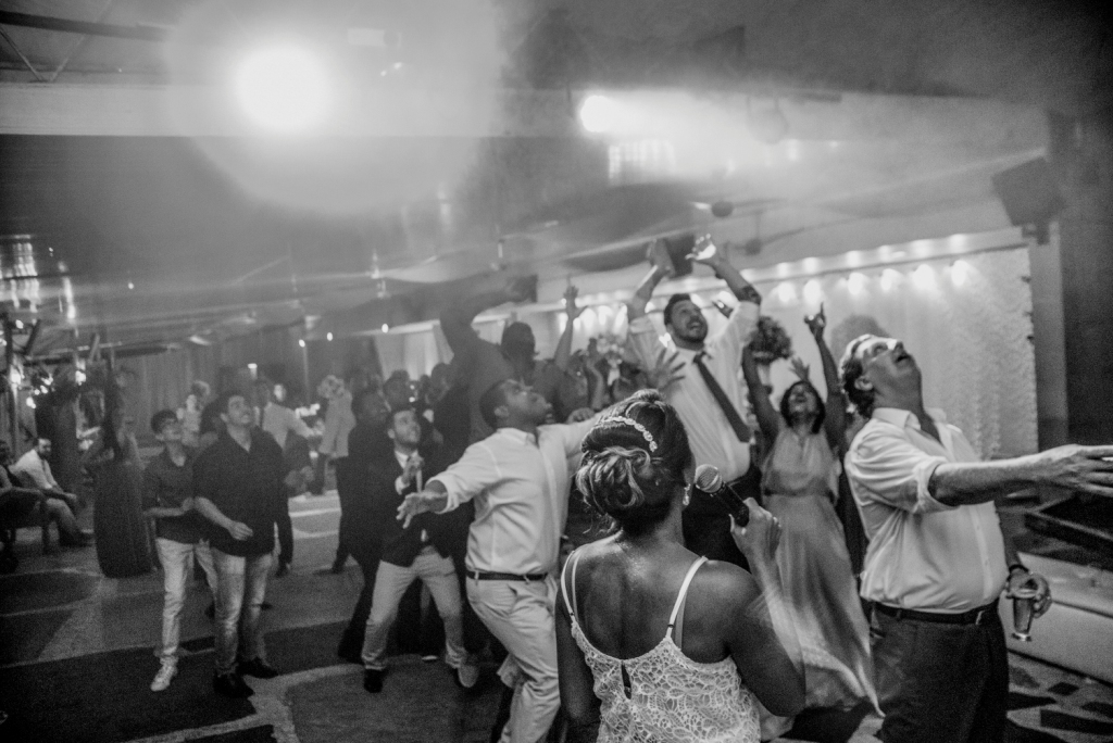 Gilson Freitas fotógrafo de casamentos profissional em niterói e Rio de Janeiro fotografia da pista de dança com noivas e madrinhas de vestido vermelho em Casa do Flamboyant nossa casa estúdio luz e som para festas e cerimônia 