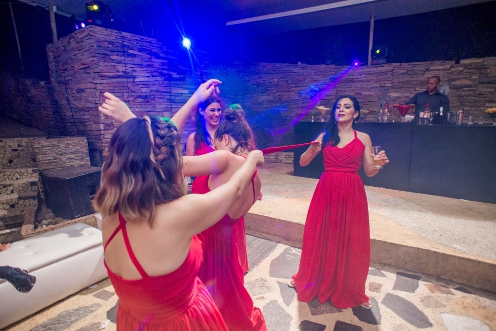 Gilson Freitas fotógrafo de casamentos profissional em niterói e Rio de Janeiro fotografia da pista de dança com noivas e madrinhas de vestido vermelho em Casa do Flamboyant nossa casa estúdio luz e som para festas e cerimônia 