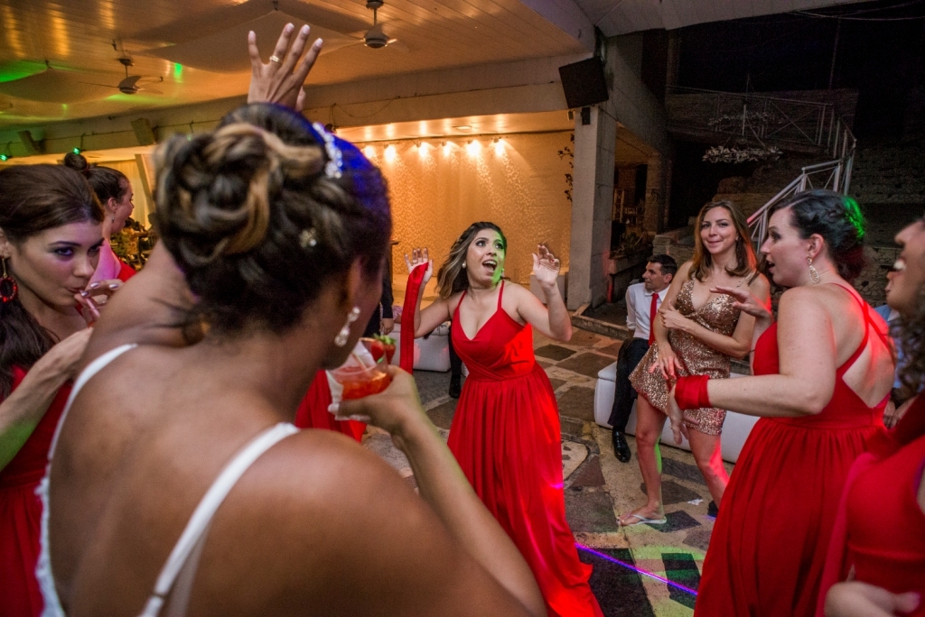 Gilson Freitas fotógrafo de casamentos profissional em niterói e Rio de Janeiro fotografia da pista de dança com noivas e madrinhas de vestido vermelho em Casa do Flamboyant nossa casa estúdio luz e som para festas e cerimônia 