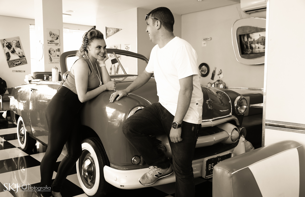 Ensaio fotografico retrô de casal em são paulo, ensaio fotografico de casal em são paulo, ensaio fotografico estilo pin up, ensaio pin up, ensaio estilo retrô, ensaio de casal criativo, ensaio fotográfico urbano