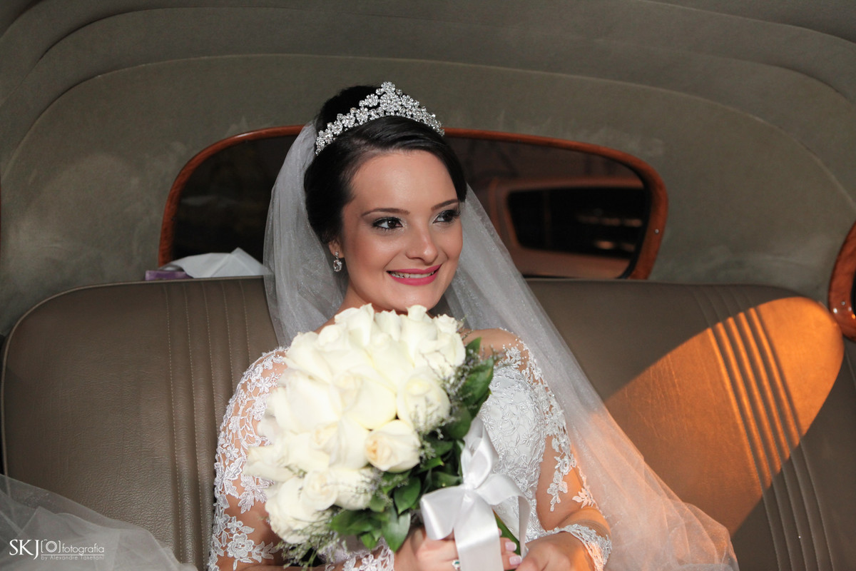 SKJ Fotografia - foto da noiva no carro