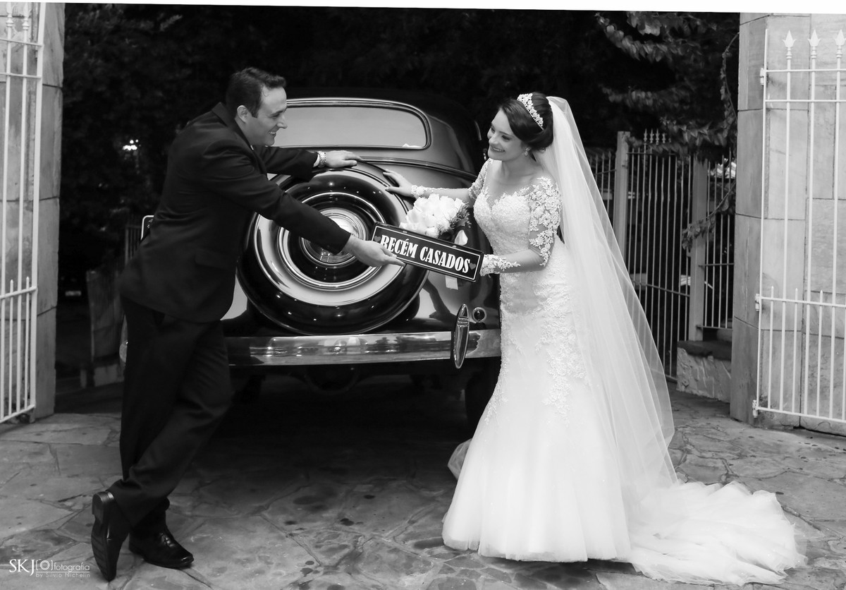 SKJ Fotografia - foto dos noivos no carro