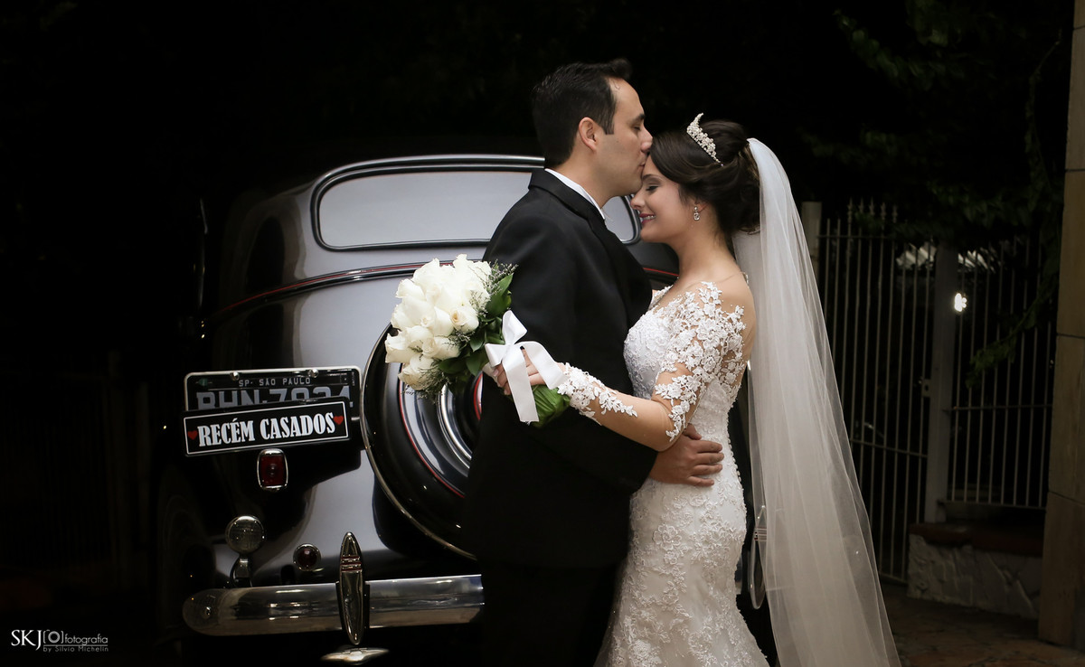 SKJ Fotografia - foto dos noivos no carro