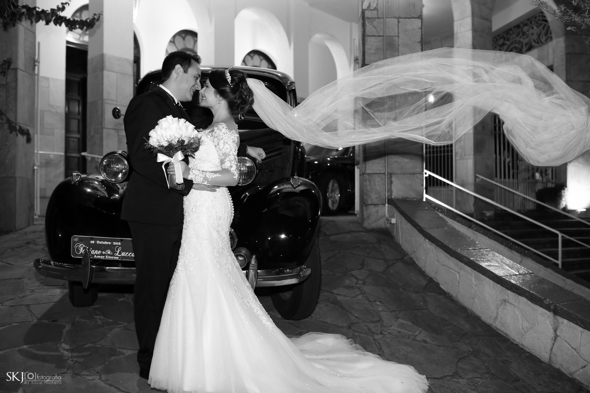 SKJ Fotografia - foto dos noivos no carro