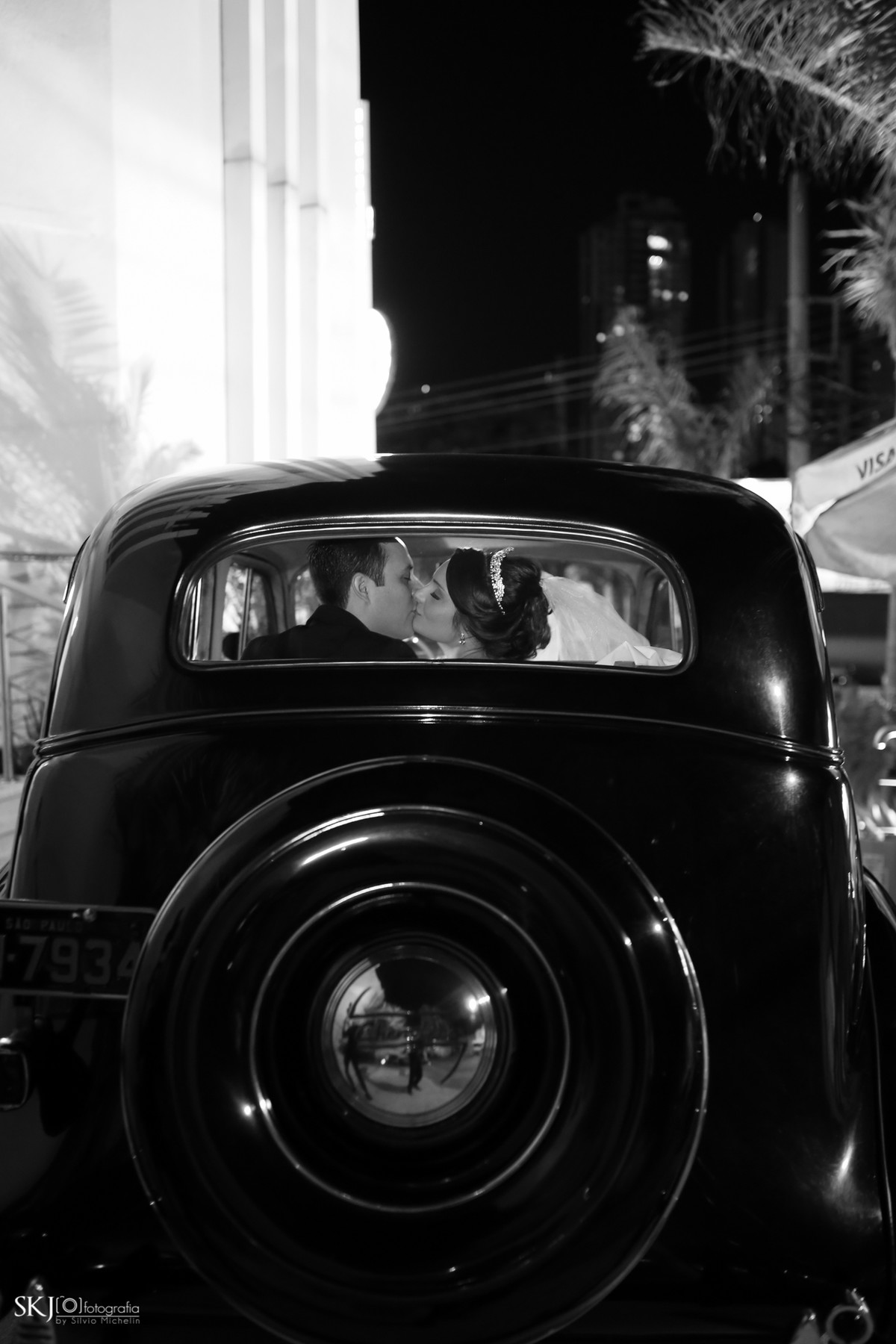 SKJ Fotografia - foto dos noivos no carro