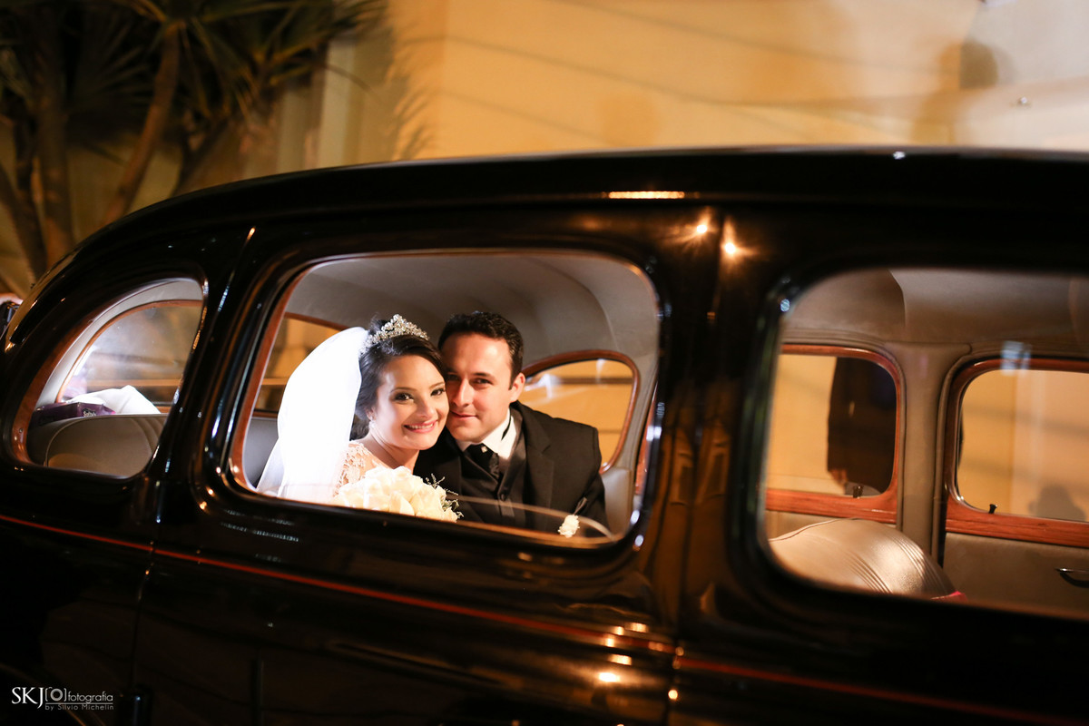 SKJ Fotografia - foto dos noivos no carro
