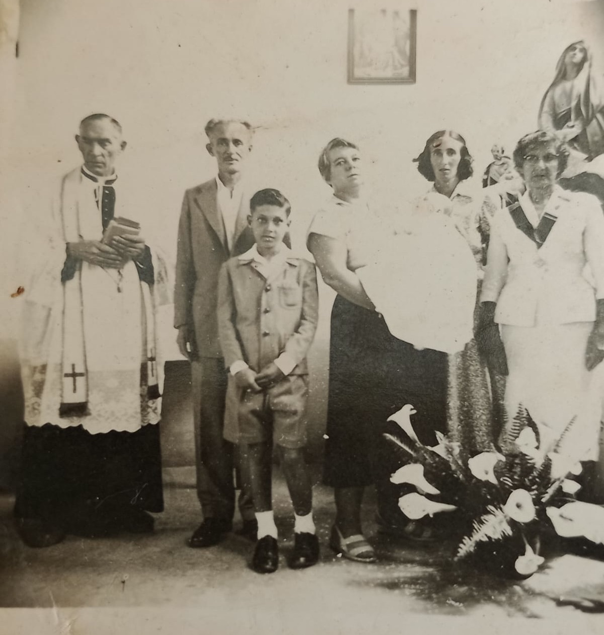 Padre Antonio Francisco Maria, Antonio Sartori, tia Marieta com a sua filha Neuza no colo e Regina 
