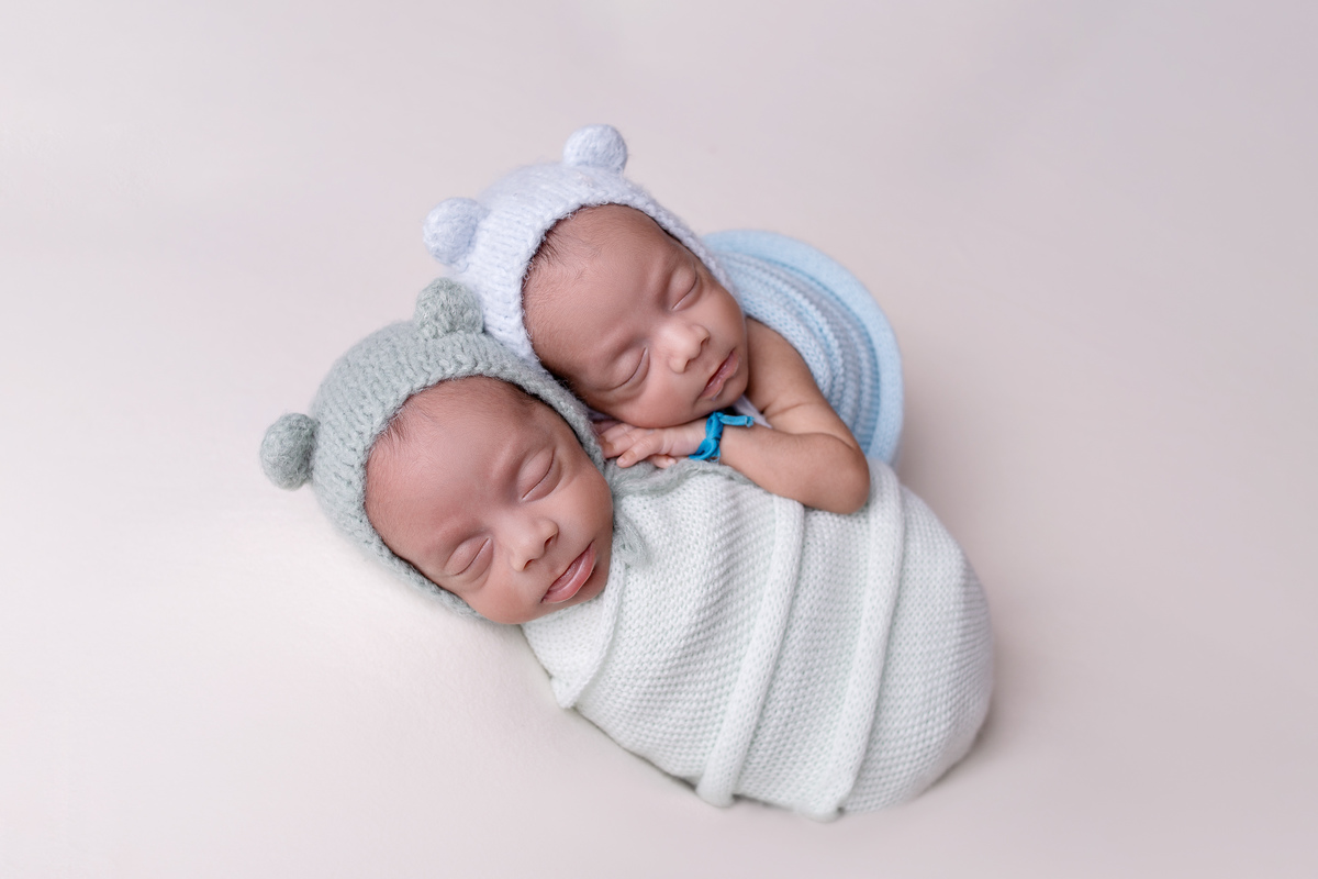 newborn-gemeos-meninos-fotos-recem-nascido-em-casa
