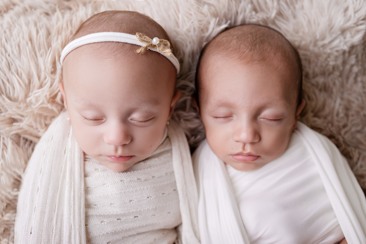 ensaio-newborn-gemeos-em-casa-vila-mariana-zona-sul-fotos-gemeos-casal-recem-nascido