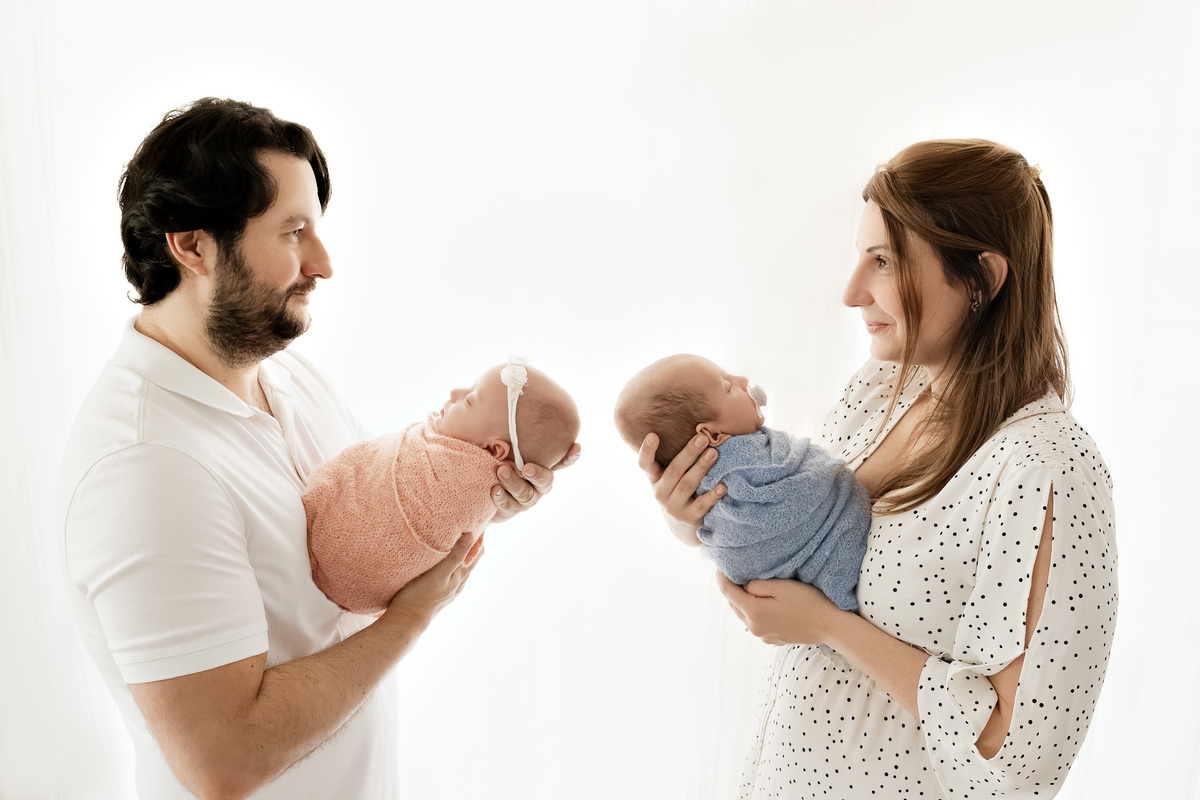 ensaio-newborn-gemeos-em-casa-vila-mariana-zona-sul-fotos-gemeos-casal-recem-nascido