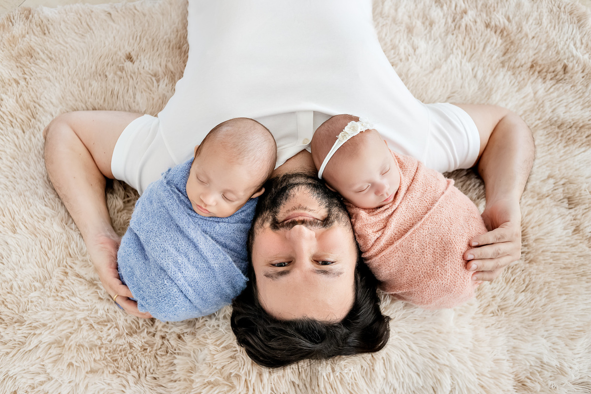 ensaio-newborn-gemeos-em-casa-vila-mariana-zona-sul-fotos-gemeos-casal-recem-nascido