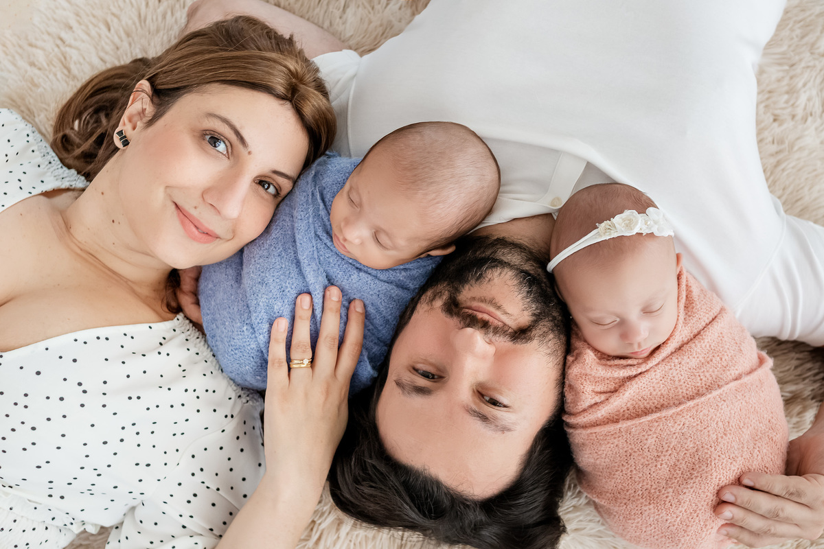 ensaio-newborn-gemeos-em-casa-vila-mariana-zona-sul-fotos-gemeos-casal-recem-nascido