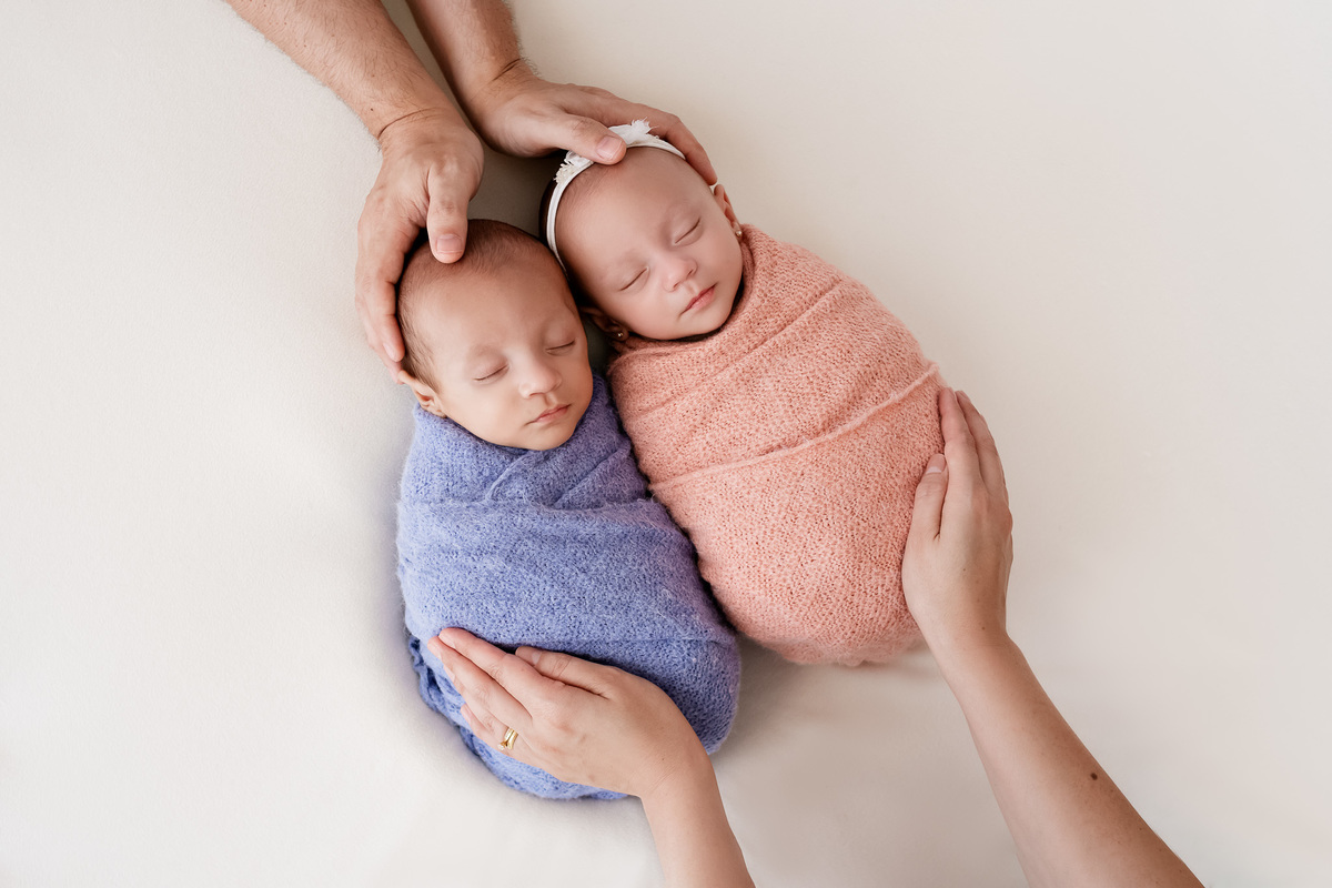 ensaio-newborn-gemeos-em-casa-vila-mariana-zona-sul-fotos-gemeos-casal-recem-nascido