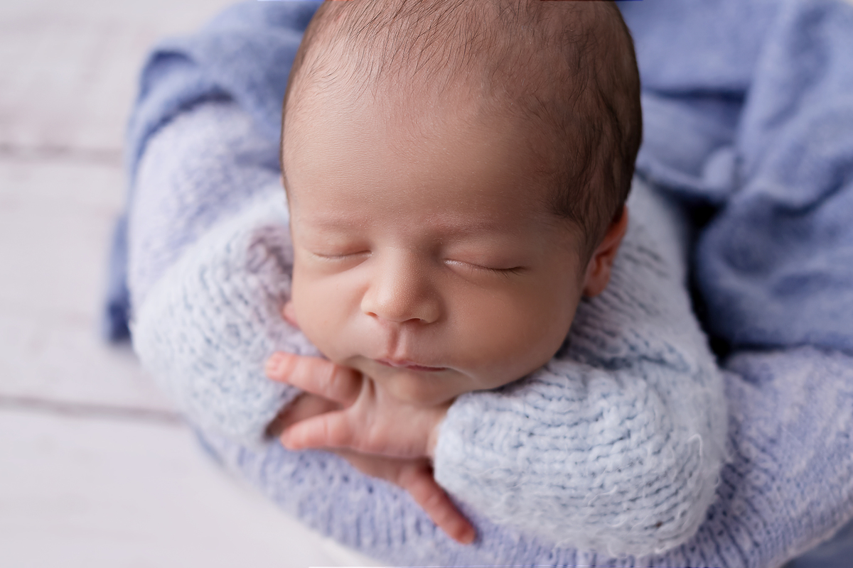 ensaio-newborn-menino-recem-nascidos-fotos-em-casa-sp-zona-leste-book-bebe-fotografa-newborn-são-paulo