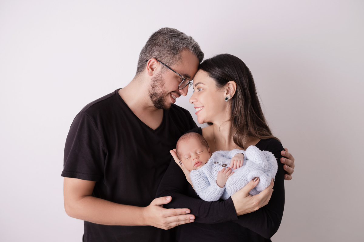 ensaio-newborn-menino-recem-nascidos-fotos-em-casa-sp-zona-leste-book-bebe-fotografa-newborn-são-paulo