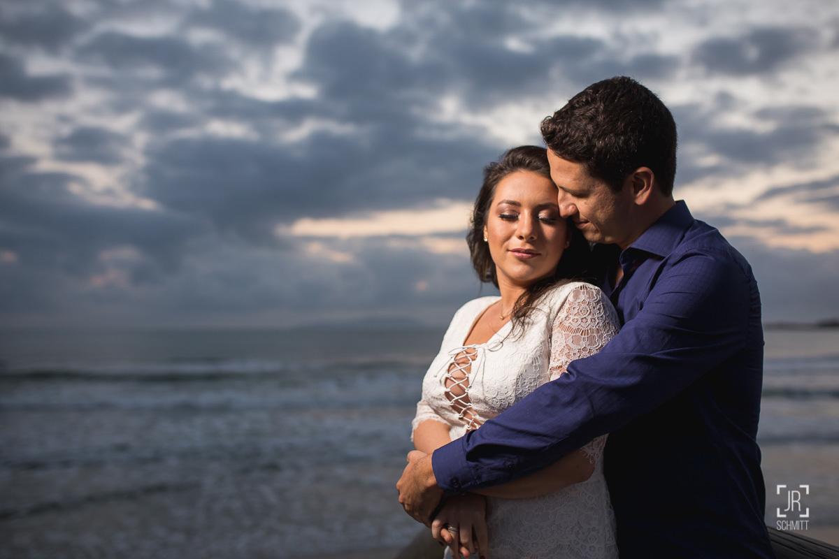 noiva sendo abraçada pelo noivo