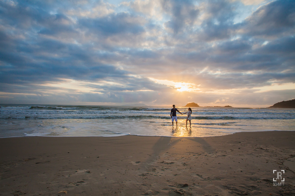 sessão de fotos pré casamento ao nascer do sol