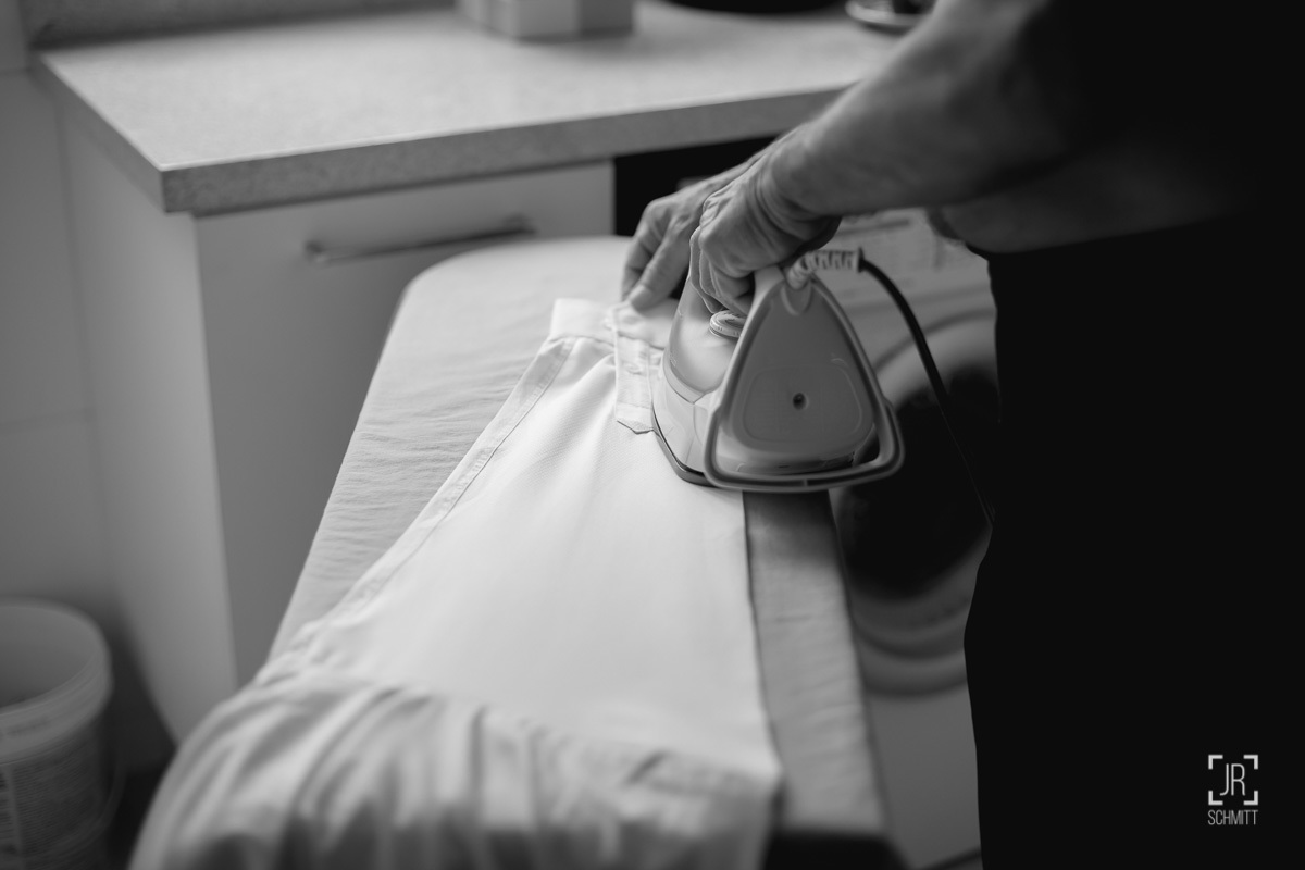 pai do noivo passando a camisa