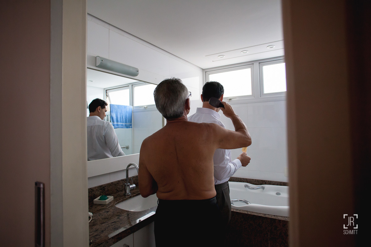 pai penteando cabelo do noivo