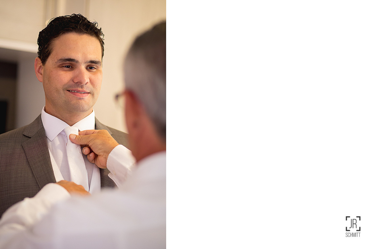 pai do noivo ajudando a ajustar a gravata