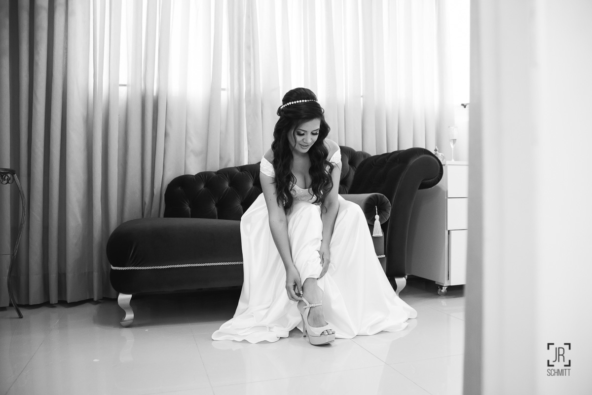 noiva arrumando os sapatos