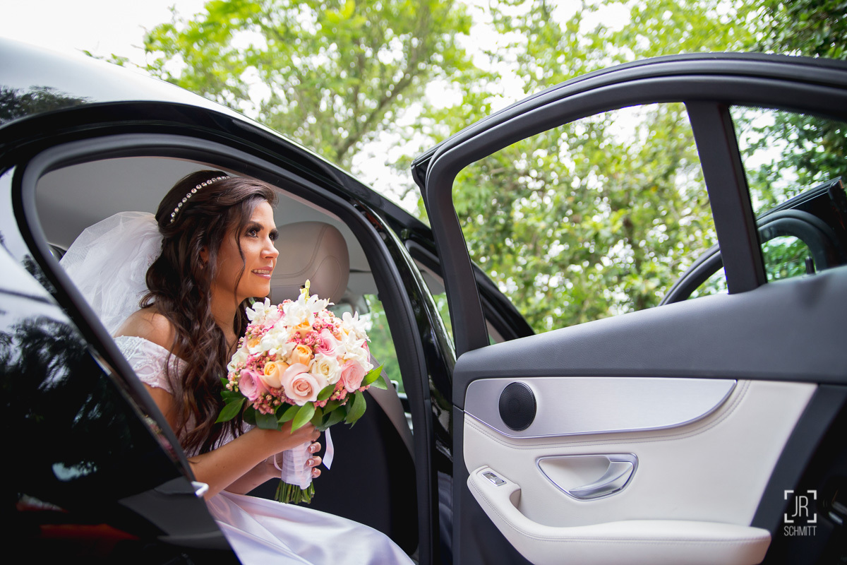 noiva saindo do carro