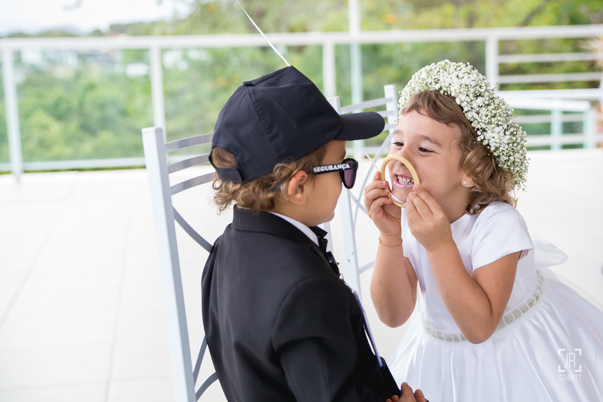 pajem e daminha bruncando durante a cerimônia