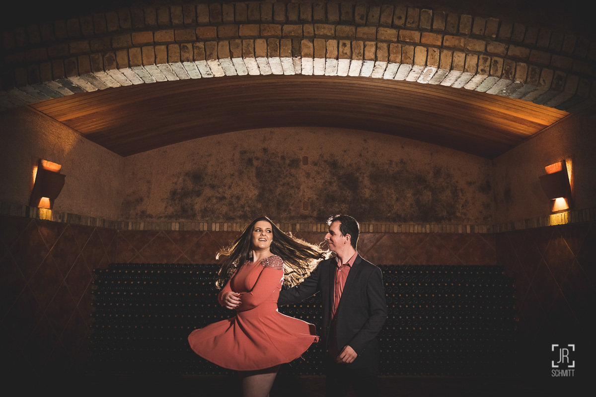 casal dançando subsolo vinícola
